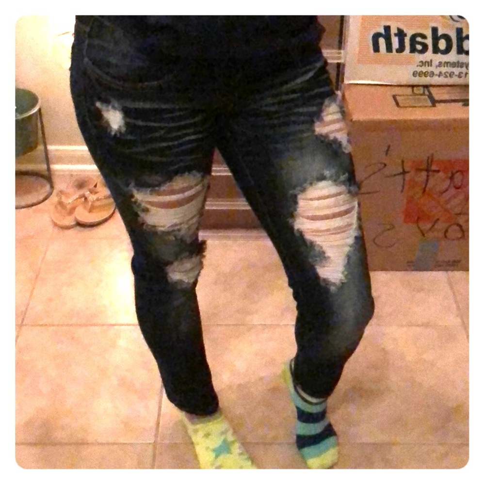 Ripped skinny jeans 👖 🤘🏼